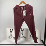 Pantalón de jogging color bordó, con cintura elástica ajustable con cordón y puños en los tobillos.