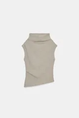 Top sin mangas de cuello alto fluido, confeccionado en tejido de algodón con bajo asimétrico.