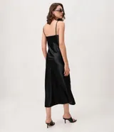 Vestido slip midi satinado color negro, con escote en V, breteles finos regulables y caída fluida.