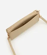 Cartera bandolera Satinato de material sintético en color dorado, con formato rectangular compacto y doble compartimiento con cierre. Cuenta con bolsillo frontal independiente, tiradores alargados y asa larga regulable y removible.