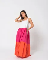 Vestido largo de fibrana con breteles finos, corte amplio y diseño color block en negro, fucsia y amarillo.