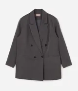 Blazer sastrero oversize color gris, de doble botonadura cruzada, solapas anchas, bolsillos delanteros embutidos y mangas largas.