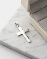 Dije de cruz minimalista fabricado en plata 925, con acabado pulido y diseño liso.