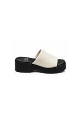 Sandalia de plataforma color negro con capellada ancha acolchada, diseño minimalista y suela corrida.