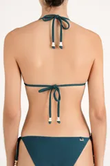 Top de bikini triangular color verde oscuro, con tirantes ajustables y detalle de cuentas decorativas en el centro y en los extremos de los cordones.