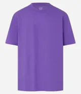 Remera de corte relaxed, confeccionada en algodón de tejido grueso con cuello redondo y mangas cortas.