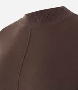 Suéter de punto color bordó, con cuello alto, mangas largas y detalle de costura vertical en relieve en el centro del frente.