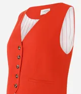 Chaleco de sastrería rojo con escote en V, sin mangas y cierre frontal con botones en contraste. Confeccionado en viscolino, de corte entallado y estilo elegante.