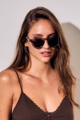 Lentes de sol polarizados con armazón carey y lentes oscuros.