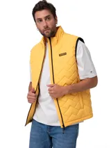 Chaleco acolchado color amarillo con diseño chevron, cuello alto, cierre frontal negro y parche con el logo de la marca en el pecho.