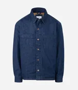 Campera de jean Marfinno con forro interno, cuello con solapa, cierre frontal con botones metálicos y dos bolsillos frontales tipo parche.