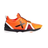 Championes de fútbol sala Munich modelo Attack 04, color naranja vibrante con detalles en negro y blanco. Presentan un diseño técnico con malla transpirable, refuerzos laterales y suela de goma diseñada para un agarre óptimo en superficies de pista.