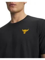 Remera de manga corta color negro, con cuello redondo acanalado y logo de Project Rock en color dorado estampado en el pecho.