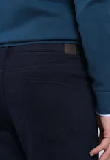 Pantalón negro de corte recto, estilo jeans de cinco bolsillos, confeccionado en algodón y elastano.