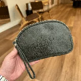 Mini sobre de cuero color verde oscuro con cierre plateado y correa de mano.