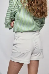 Short de tiro medio y calce ajustado, color blanco, con dobladillos en las piernas y cierre frontal con botón.
