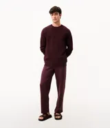 Suéter de punto para hombre color bordó, con textura acanalada horizontal, cuello redondo y mangas largas con puños ajustados.