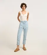 Pantalón mom de denim celeste claro, con cintura alta, trabillas, cierre de botón y cremallera, bolsillos cuadrados delanteros estilo carpintero y bolsillos traseros.