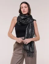 Pashmina rectangular de caída fluida, color negro con hilos metalizados que forman líneas horizontales plateadas y terminación de flecos finos en los extremos.