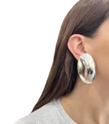 Par de aros plateados con forma ovalada, hechos de resina.