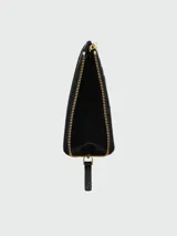 Billetera Marc Jacobs The Top Zip Multi Wallet de cuero negro granulado, con cierre superior dorado y la inscripción "THE WALLET MARC JACOBS" grabada en relieve en el frente.