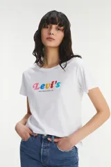 Remera blanca de algodón con cuello redondo y mangas cortas. Presenta un estampado frontal con el logo de la marca en letras coloridas y la inscripción "SAN FRANCISCO, CA." debajo.