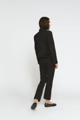 Blazer corta negra de la colección Zara Woman, con cuello solapa de muescas y manga larga. Presenta detalles de pespuntes marcados y forro interior a tono. Cierre frontal con botones.