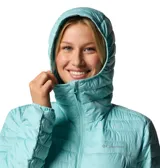 Campera puffer con capucha, color turquesa, con cierre frontal, bolsillos laterales con cierre y puños elásticos. Cuenta con tecnología de aislamiento térmico y tejido resistente a la humedad.