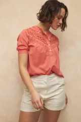 Short negro de tiro alto con bolsillos laterales y botón a tono.