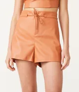 Short de material sintético color naranja, con cintura alta y lazo ajustable.