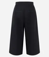 Pantalón pantacourt negro de sarga con largo midi y caída estructurada, cuenta con cintura de terminación limpia y pinzas frontales.