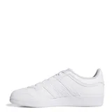 Championes Adidas Hoops 4.0 de cuero sintético blanco con las tres tiras características de la marca en los laterales.