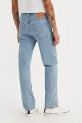 Jean Levi's 501 de hombre, color azul claro, de corte recto, tiro alto y bragueta de botones.