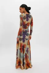 Vestido largo de tul con estampado degradado en tonos azules y verdes, manga larga, escote bote y diseño drapeado en el torso.