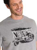 Remera gris melange de manga corta y cuello redondo, con estampa frontal en blanco y negro de un vehículo histórico con la inscripción 'No. 77' y etiqueta con el logo de la marca en el dobladillo.