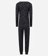 Pijama de dos piezas confeccionado en tejido rib acanalado con estampado floral. Incluye una blusa de manga larga con cuello redondo y cierre frontal de botones, y un pantalón largo con cintura elástica.