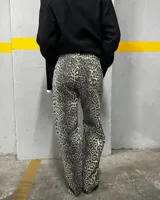 Pantalón palazzo de tiro alto con estampado animal print.
