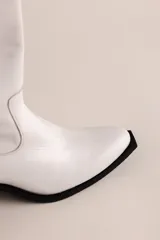Bota tejana de cuero blanco, con taco de 6 cm y cierre lateral.