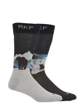 Medias de caña alta confeccionadas en bambú y spandex, con diseño estampado de un oso en un paisaje montañoso y el logo de la marca RKF en el puño elástico.