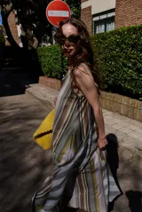 Vestido midi sin mangas con cuello en V, de corte holgado y diseño de parches con rayas verticales y horizontales en tonos verdes, grises y blancos.
