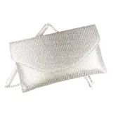 Bolso tipo sobre confeccionado en tejido de rafia con acabado metalizado plateado. Cuenta con solapa frontal, cierre magnético y una cadena metálica extraíble para llevar al hombro.