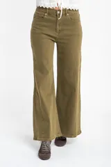 Jean de corte flare con tiro medio, confeccionado en tejido de algodón con costuras verticales decorativas en el frente.