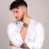 Reloj Maserati Traguardo con caja de acero inoxidable de 45mm de diámetro, correa de metal plateada y esfera azul con detalles plateados.