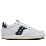 Championes Saucony Jazz Court de cuero blanco con detalles en verde oscuro, suela de goma color caramelo y logo lateral con perforaciones.