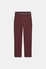 Pantalón de tiro alto y corte tobillero, confeccionado en tejido de aspecto denim oscuro. Presenta diseño de pinzas frontales, bolsillos laterales y cierre frontal con cremallera, botón y gancho. Incluye un cinturón fino a tono con hebilla metálica dorada.