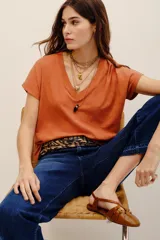 Remera básica de algodón color terracota, con escote en V y mangas cortas.