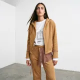 Pantalón de gamuza con spandex, corte semi oxford, con detalle de bolsillo trasero en encaje y cinto desmontable de encaje a juego.