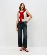 Pantalón de jean Marfinno de corte recto y cintura alta, confeccionado en algodón. Presenta un diseño con pretina con presillas, cierre tradicional con botón y cremallera, bolsillos funcionales y un distintivo ruedo con vuelta fija en tono contrastante.