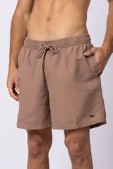 Short de baño de corte clásico con cintura elástica y cordón ajustable. Presenta un acabado efecto lavado vintage, bolsillos laterales y un pequeño logo bordado en la parte inferior.