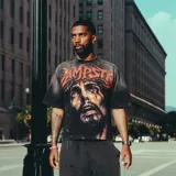 Remera negra de corte boxy fit con efecto acid wash, con un gran estampado frontal de Jesucristo y la inscripción "Vampstr" en letras rojas con brillos.